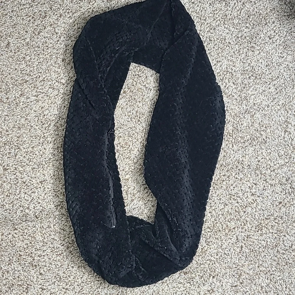SHOLDIT Infinity Pocket Scarf